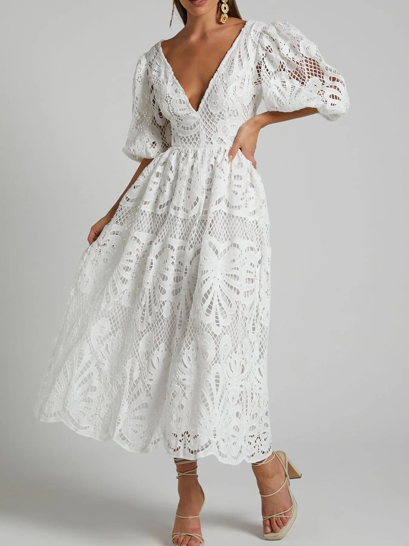 Riya - Élégante robe longue en dentelle avec décolleté en V et dos nu