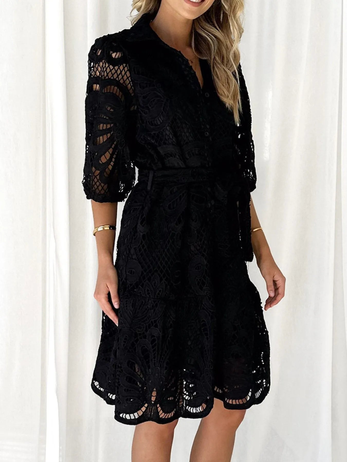 Eileen - Élégante mini-robe en dentelle avec ceinture nouée et manches 3/4