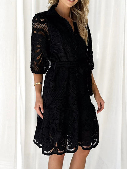 Eileen - Élégante mini-robe en dentelle avec ceinture nouée et manches 3/4