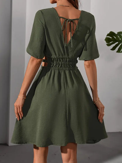 Loretta - Robe à manches papillon et découpe à la taille