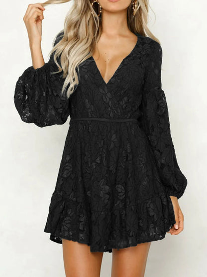Patrice - Chic robe mini en dentelle à manches longues et profond décolleté en V