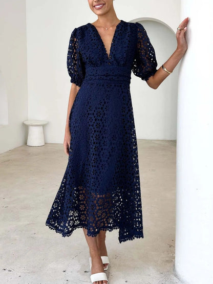 Mariel - Élégante robe midi en dentelle avec col en V et manches bouffantes