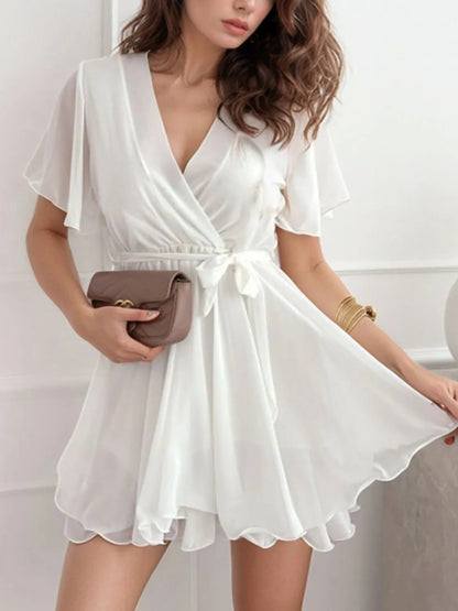 Julie - Robe courte stylée portefeuille à manches volantées